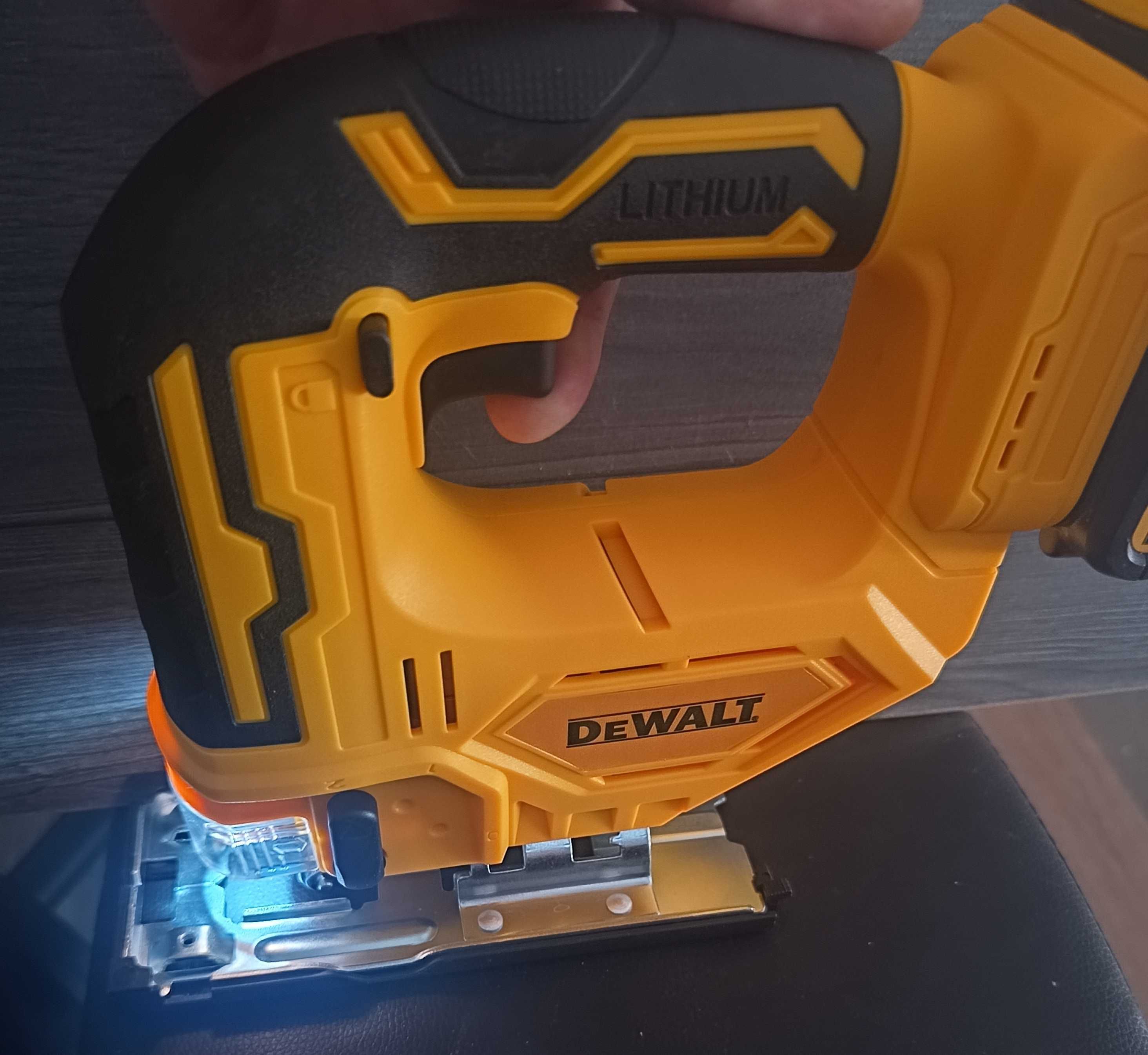 Wyrzynarka DeWalt 2700RPM