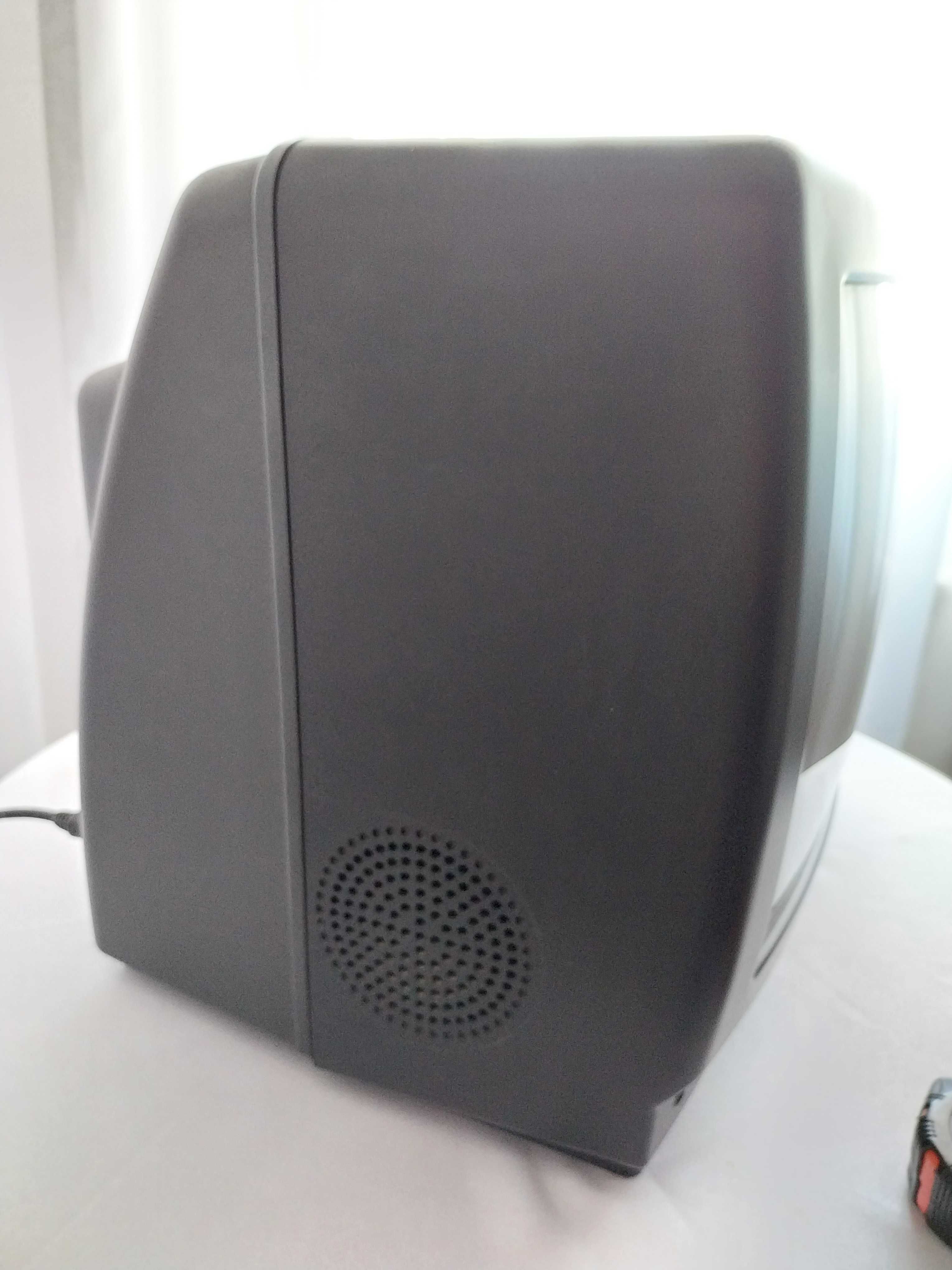Televisão antiga da Sanyo CEP 1497, vintage, a funcionar