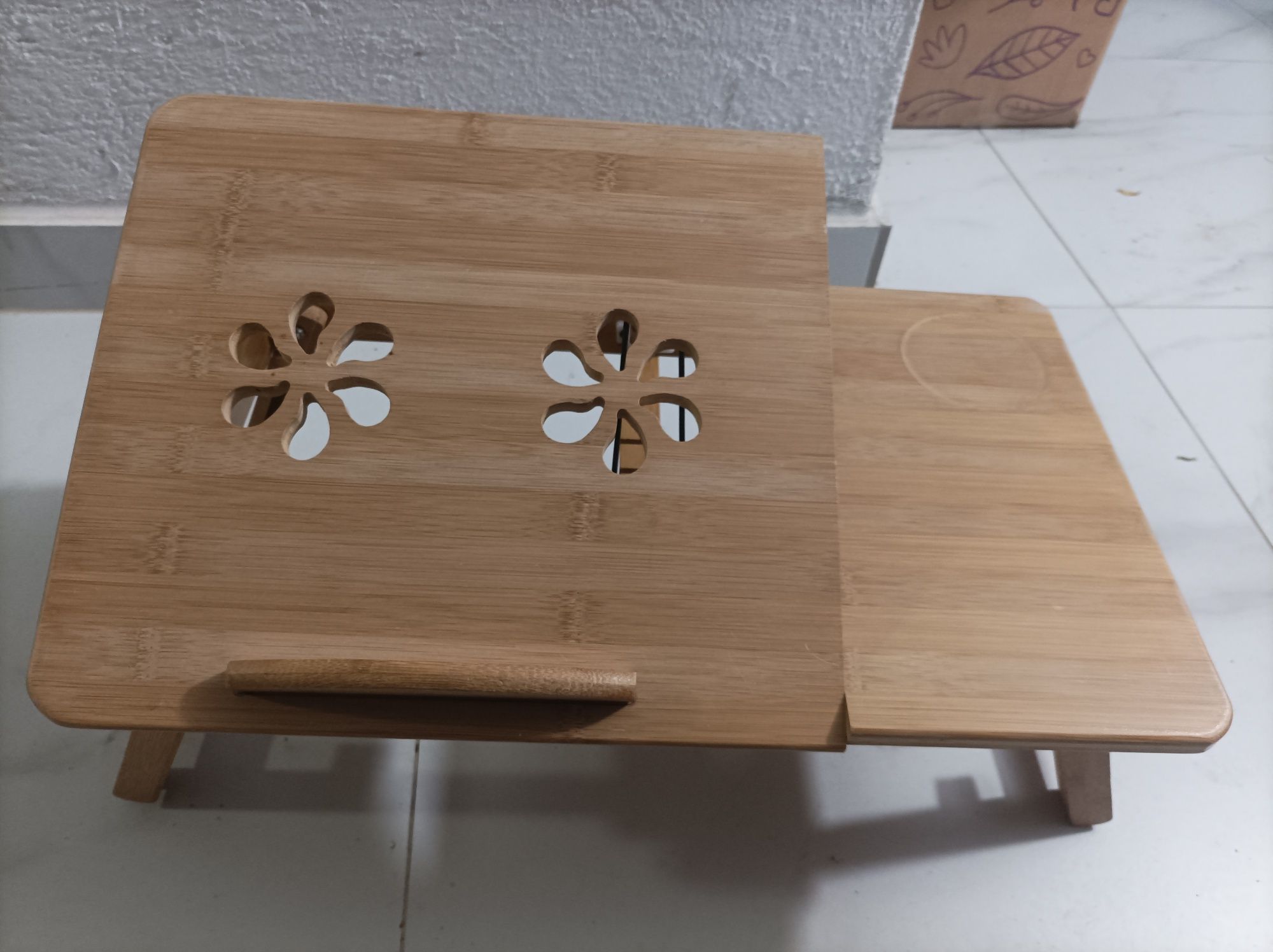 Elegancki stolik na laptopa drewniany