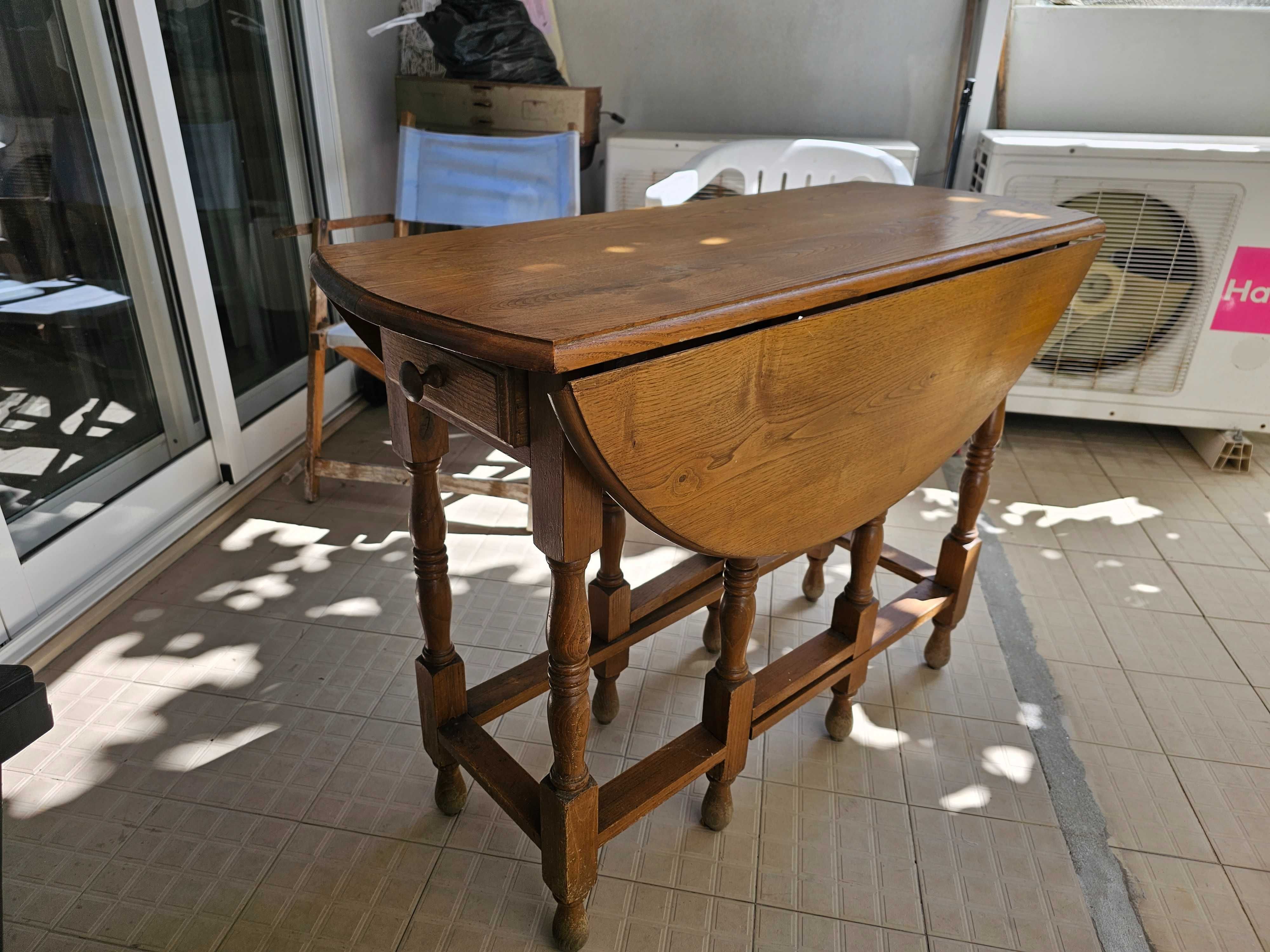 Mesa de madeira redonda com gavetas