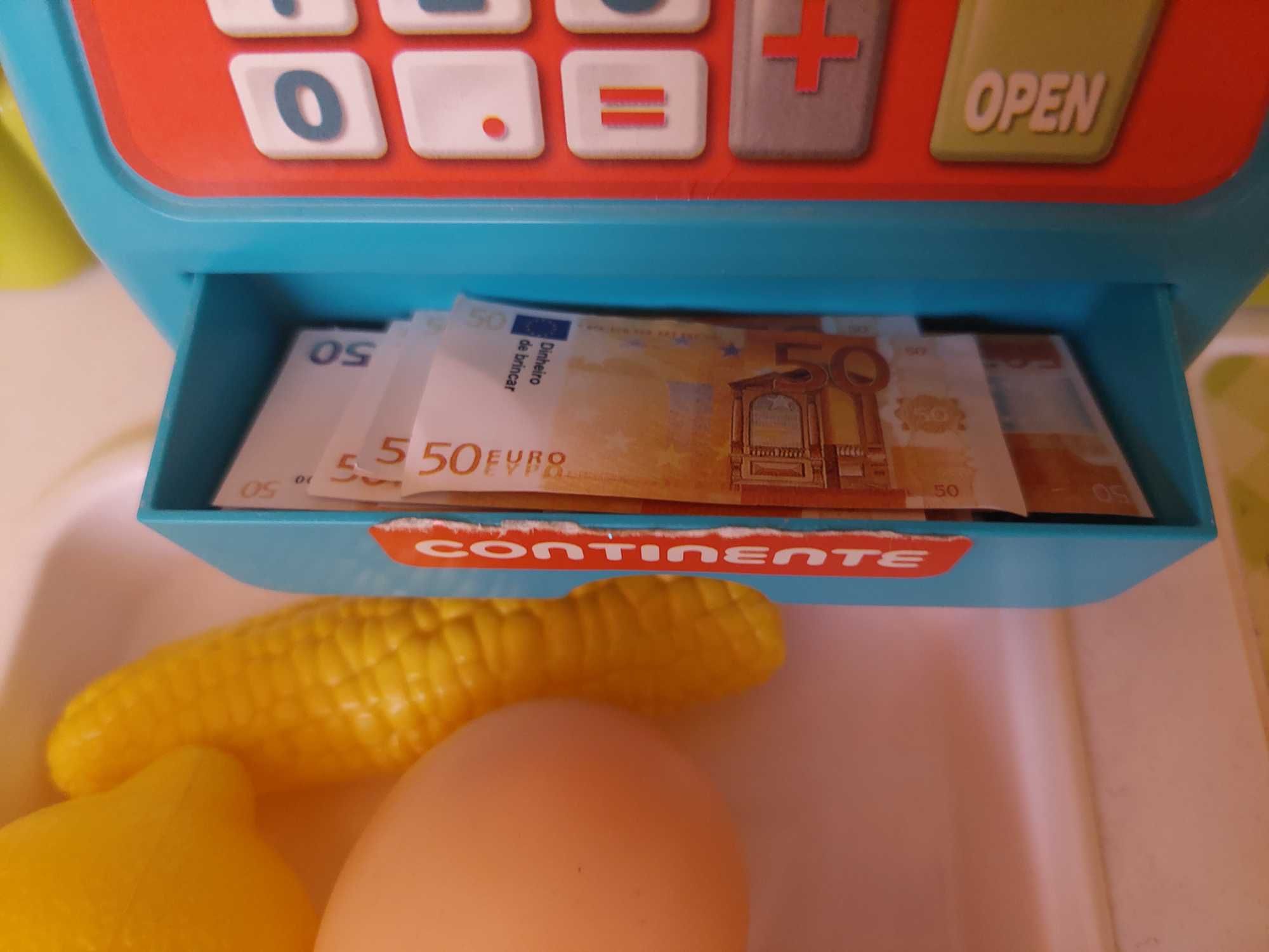 Supermercado Continente, com cesto de compras, alimentos e dinheiro