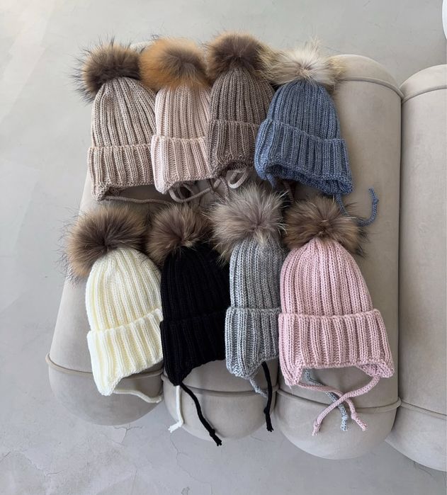 Зимняя шапка хомут на флисе натуральный помпон с завязками детская