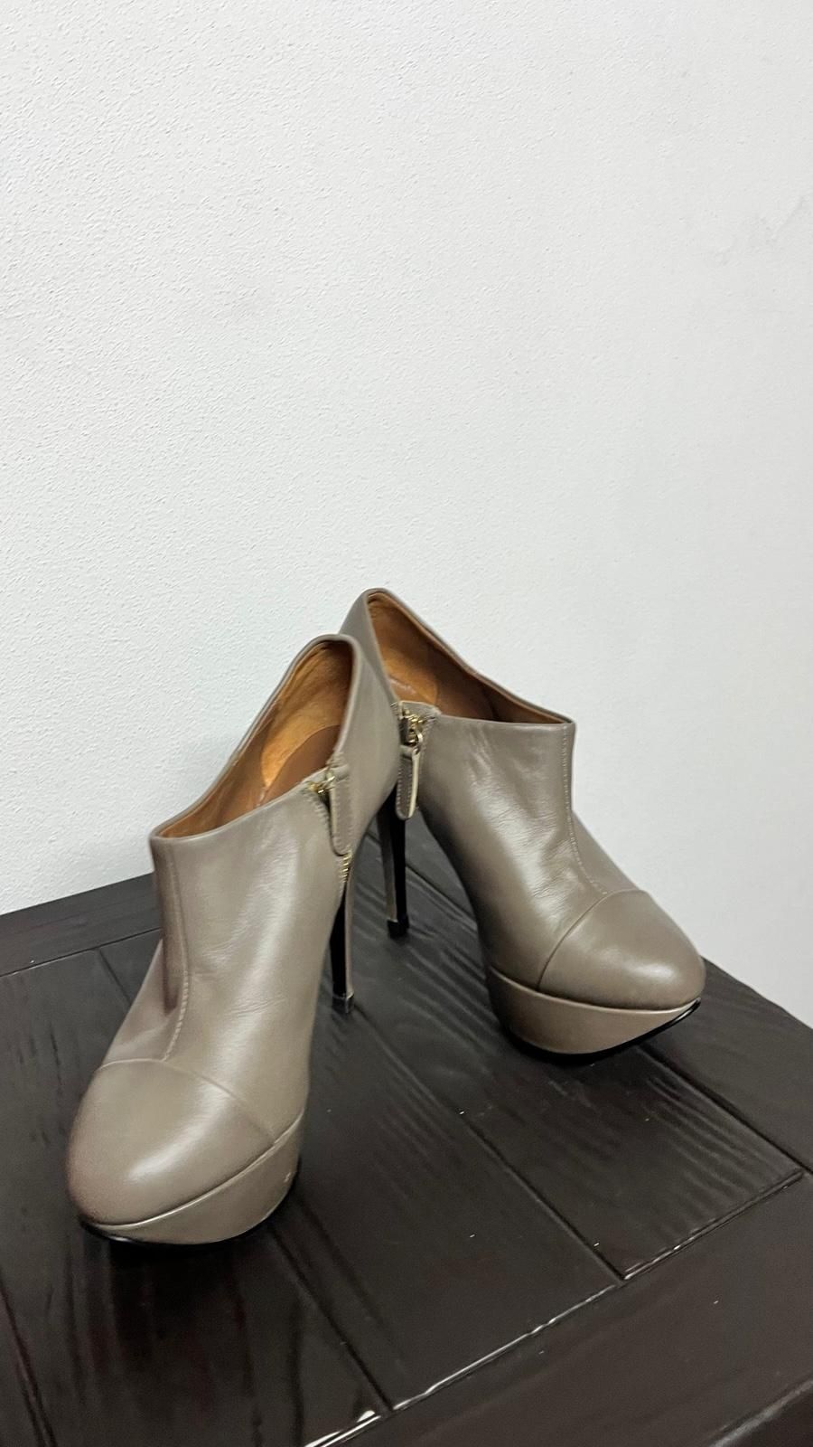 Sapatos cinzentos pouco uso