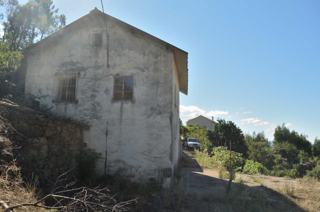 Casa antiga e terreno