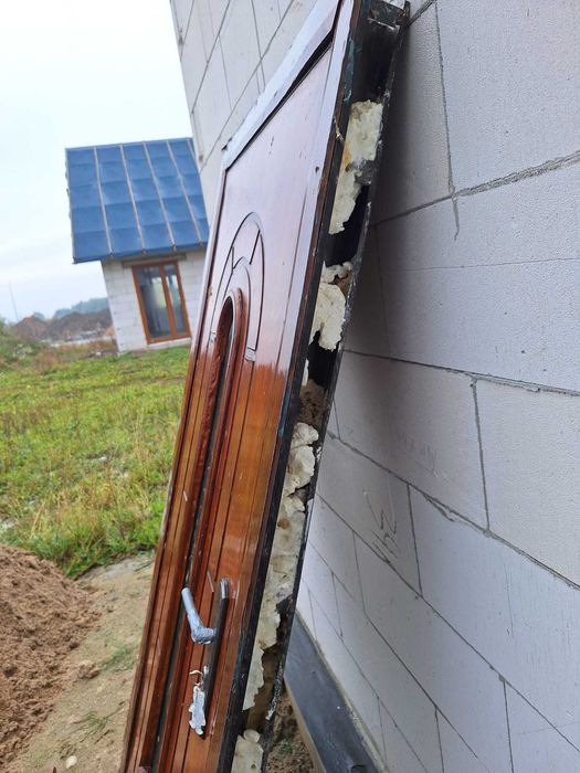 Drzwi tymczasowe na budowę z pełną sztywną ościeżnicą z progiem