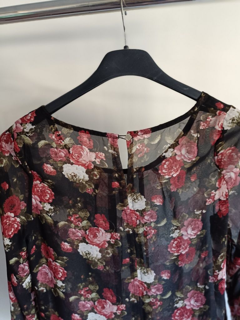 Blusa transparente preta com estampa de rosas