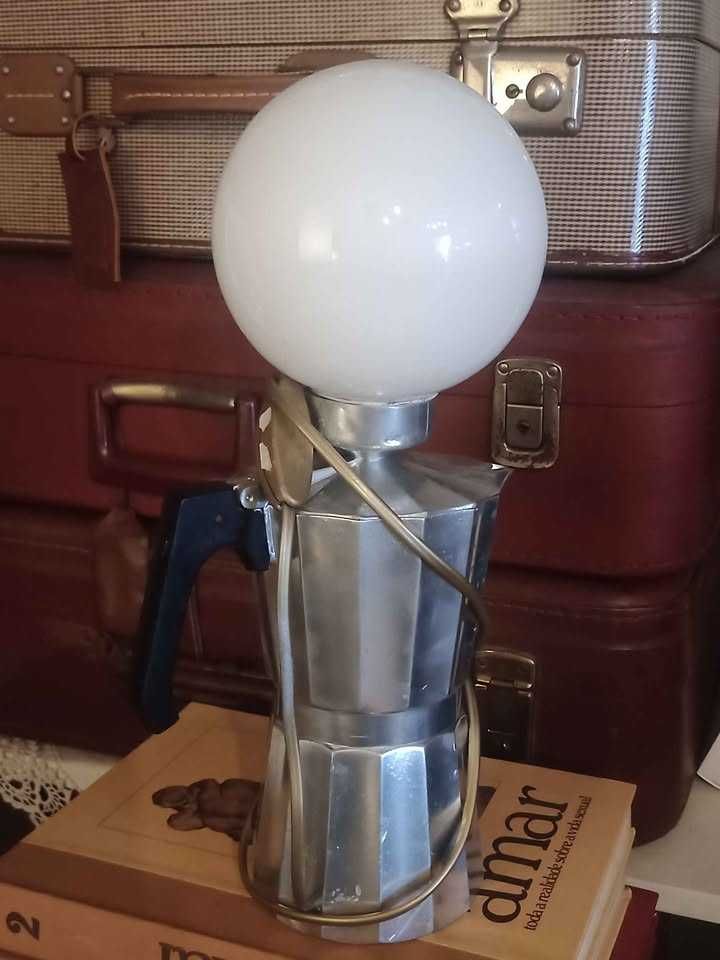 Candeeiro feito a partir de cafeteira de café