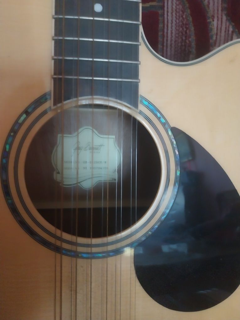 Sprzedam gitarę dwunastkę elektroakustyczną  że wzmacniaczem