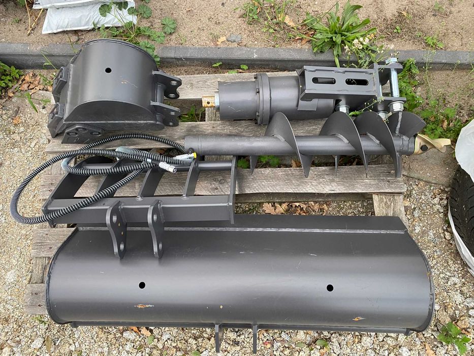 Minikoparka 1T + osprzęt wiertnica , skarpówka, 3 łyżki