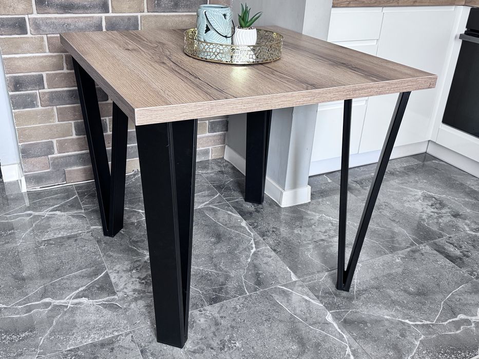 Stol wraz z krzeslami