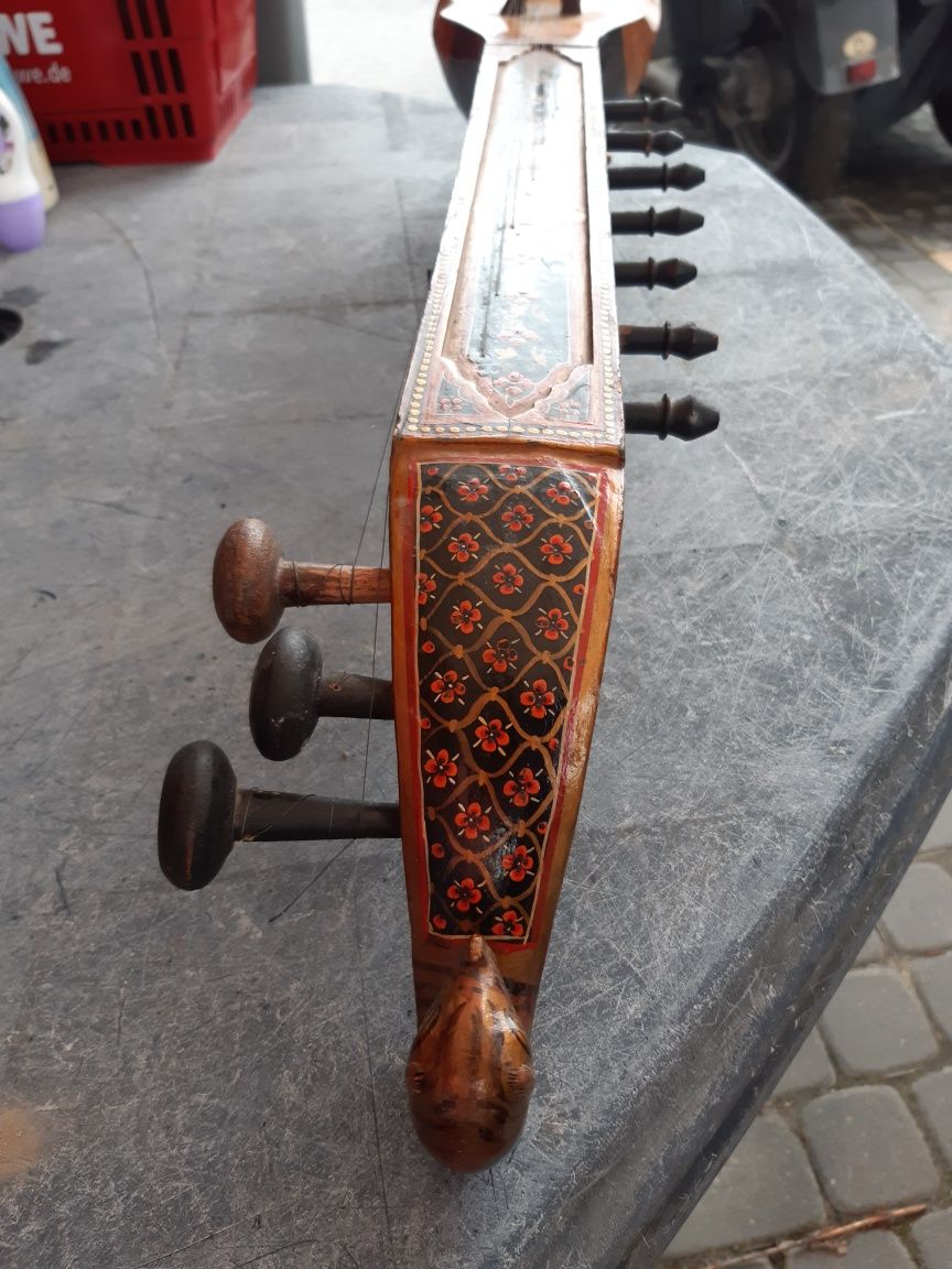 Sitar indyjski strunowy instrument