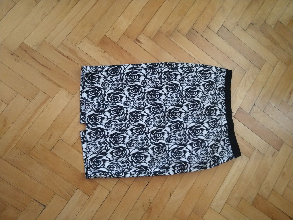 Spódnica Reserved 36 w czarne róże