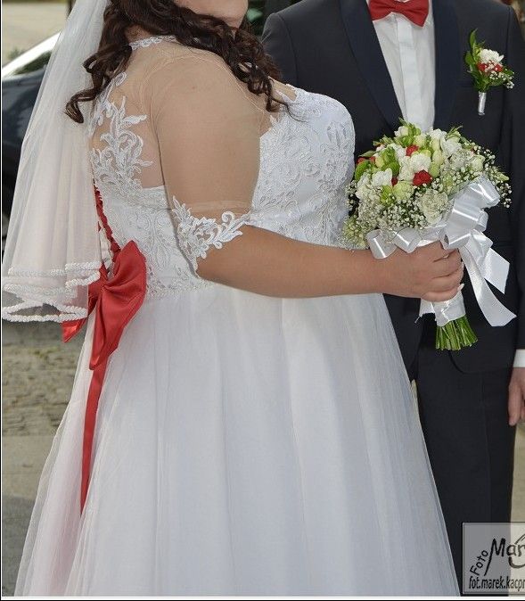 Suknia ślubna z kokardą