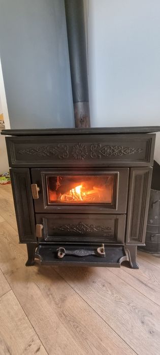 Kominek żeliwny wolnostojący SAEY z funkcją kuchenki