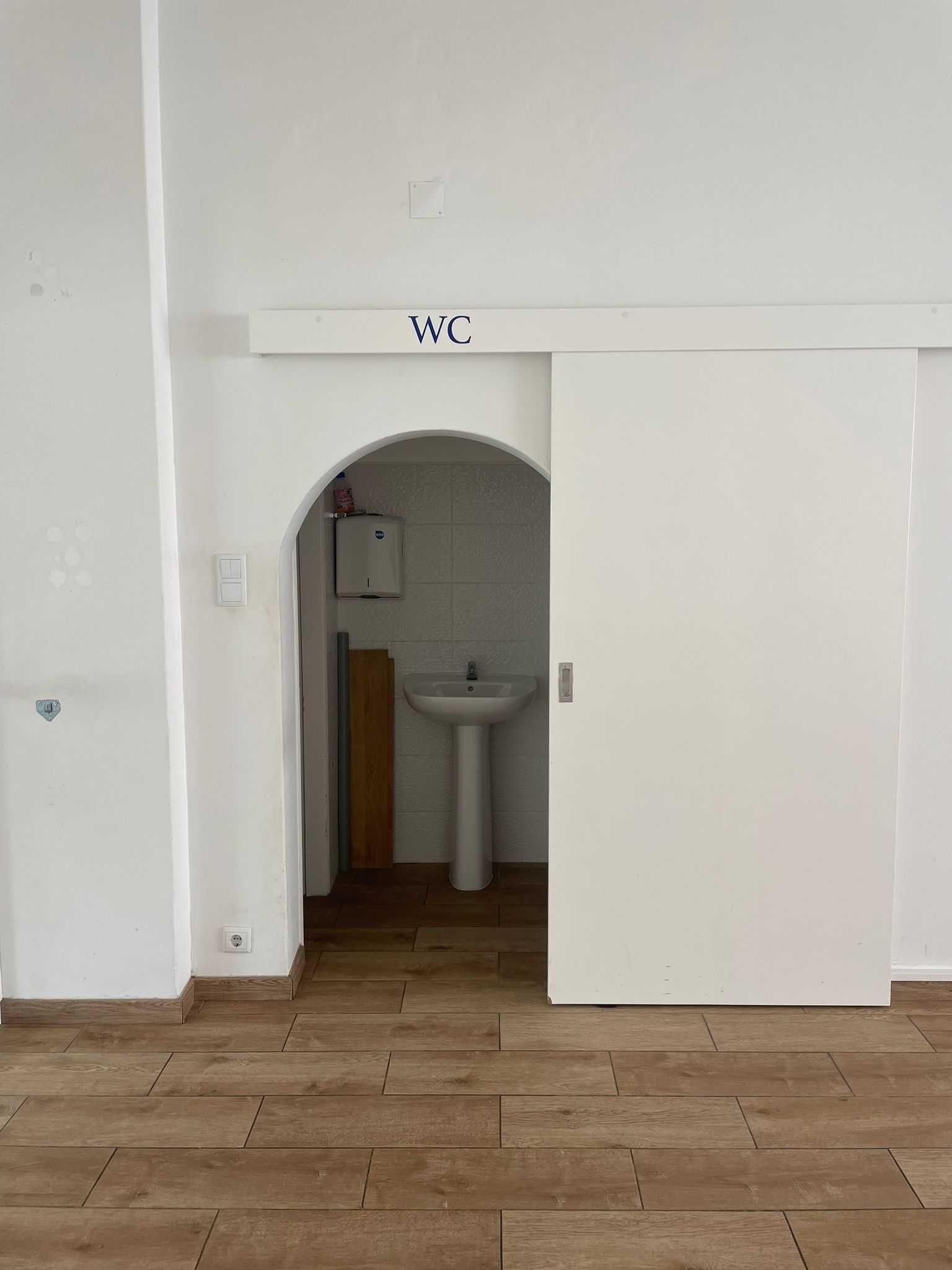 Arrenda-se Loja 90m² em Zona Estratégica de Lisboa – Remodelada