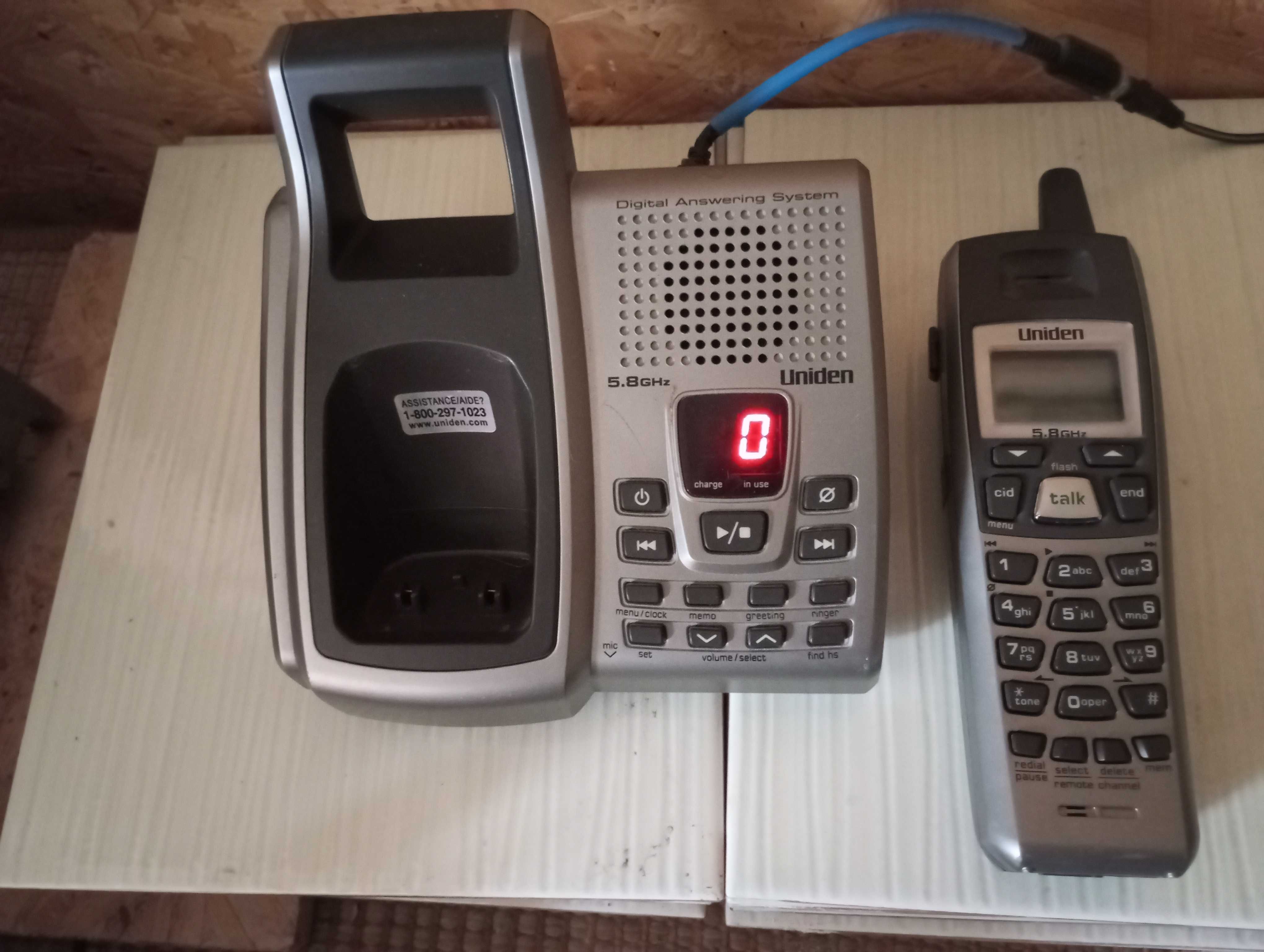 Telefon stacjonarny UNIDEN z przenośną słuchawką