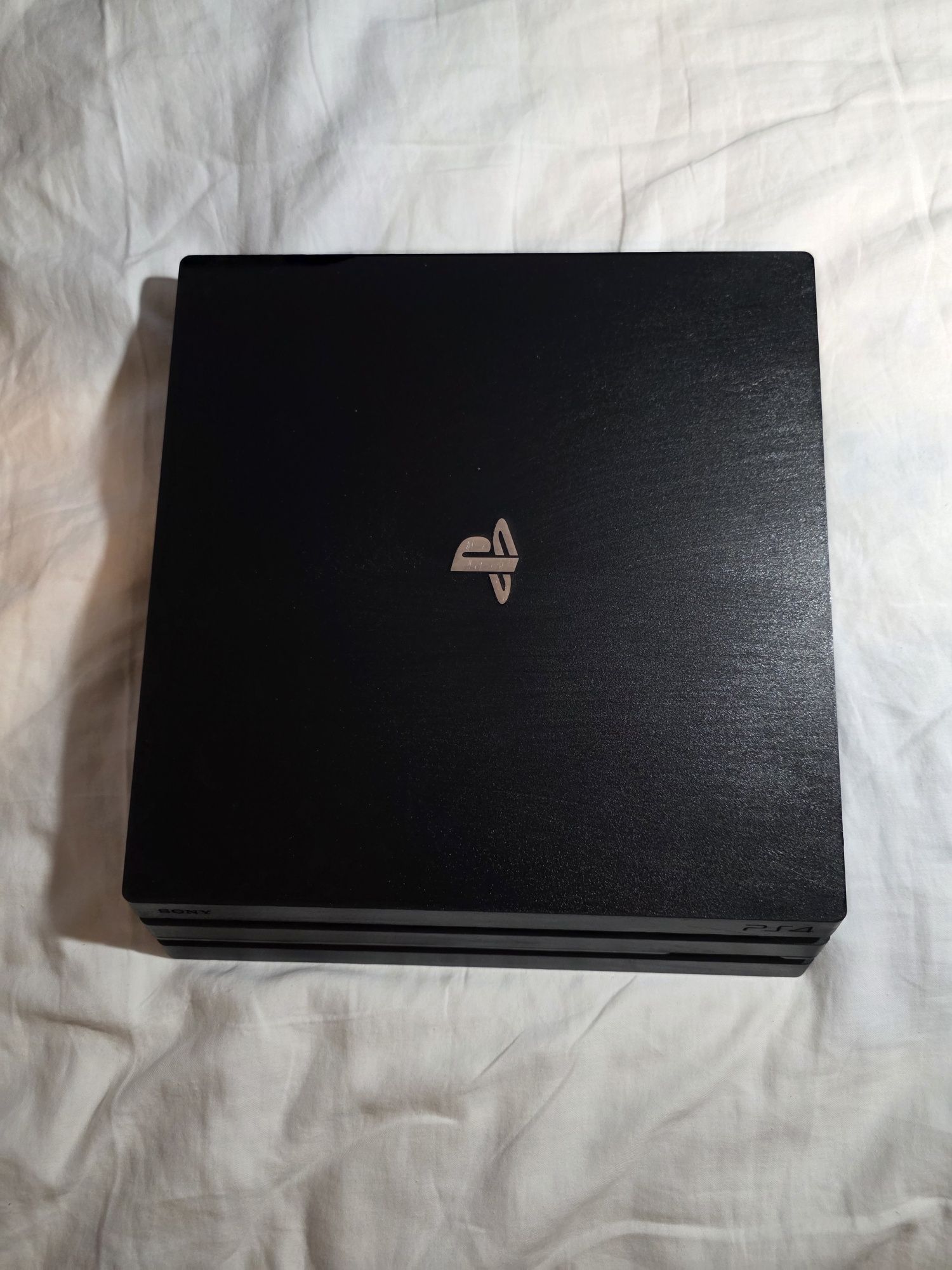 Konsola Ps4 Pro z 2 kontrolerami i gry
