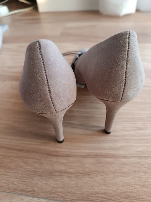 Jasnoszare materiałowe niskie szpilki 36 buty na obcasie nosek w szpic