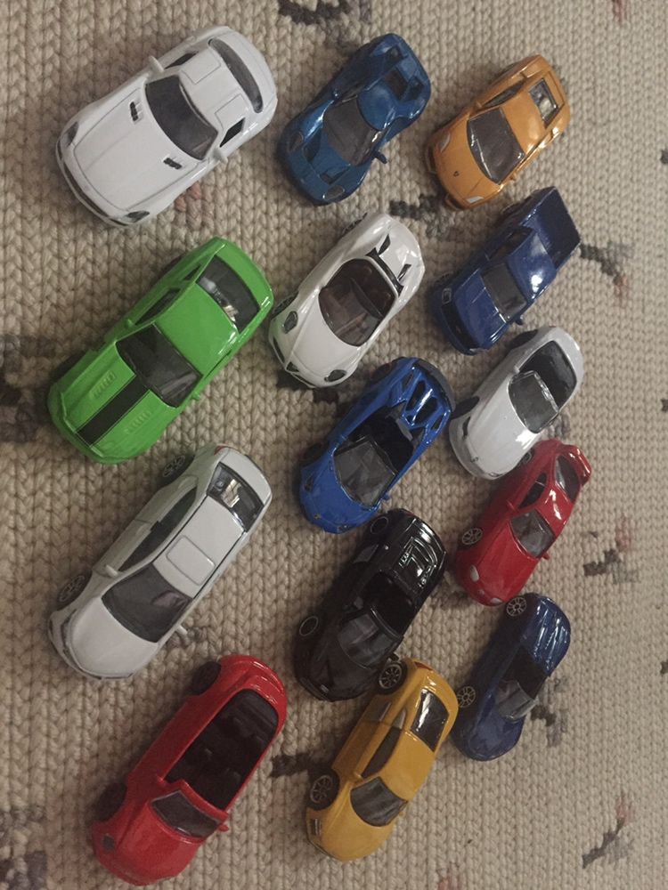 Carros miniatura Majorette (parecido com Hotwheels)