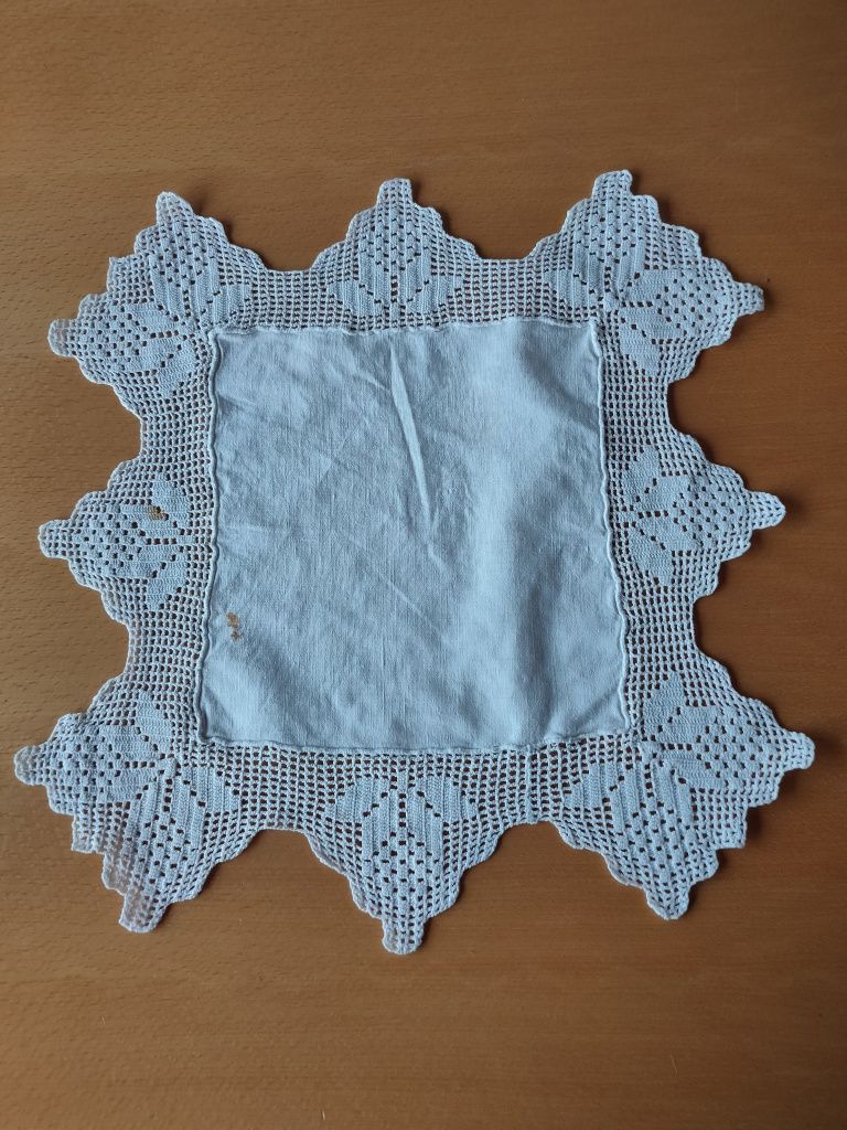 Conjunto de naperons em crochê e tecido.