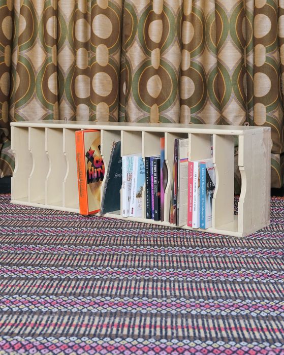 Estante de parede antiga em madeira