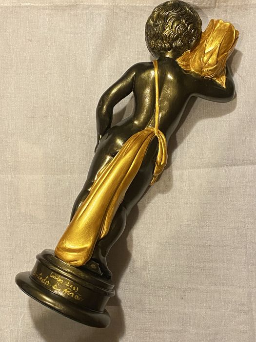 Estátua com pormenor dourado