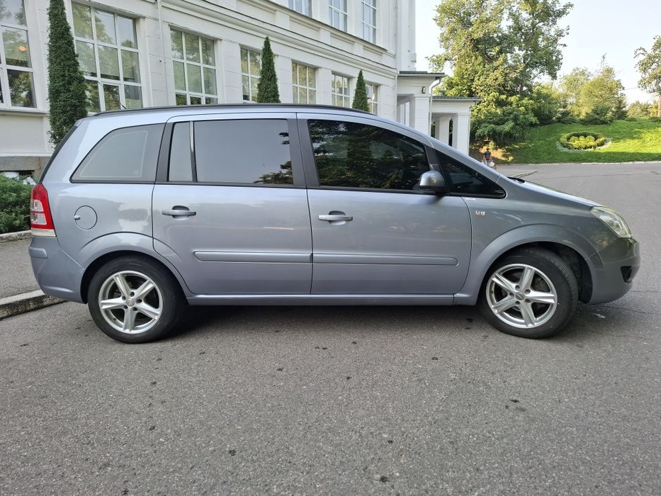 Opel Zafira в рідній фарбі, 7 місна
