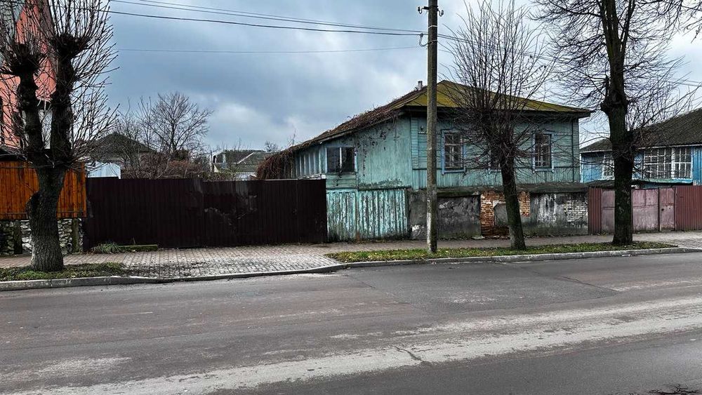 Продам будинок із земельною ділянкою у м. Глухів, у центрі міста.