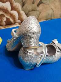Продам туфельки святкові  на каблучках  для дівчаток