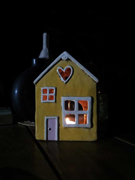 Domek ceramiczny na świeczkę tealight - żółty z serduszkiem
