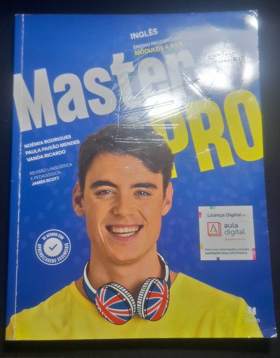 Manuais de 1° e 2° ano de curso profissional (português e inglês)