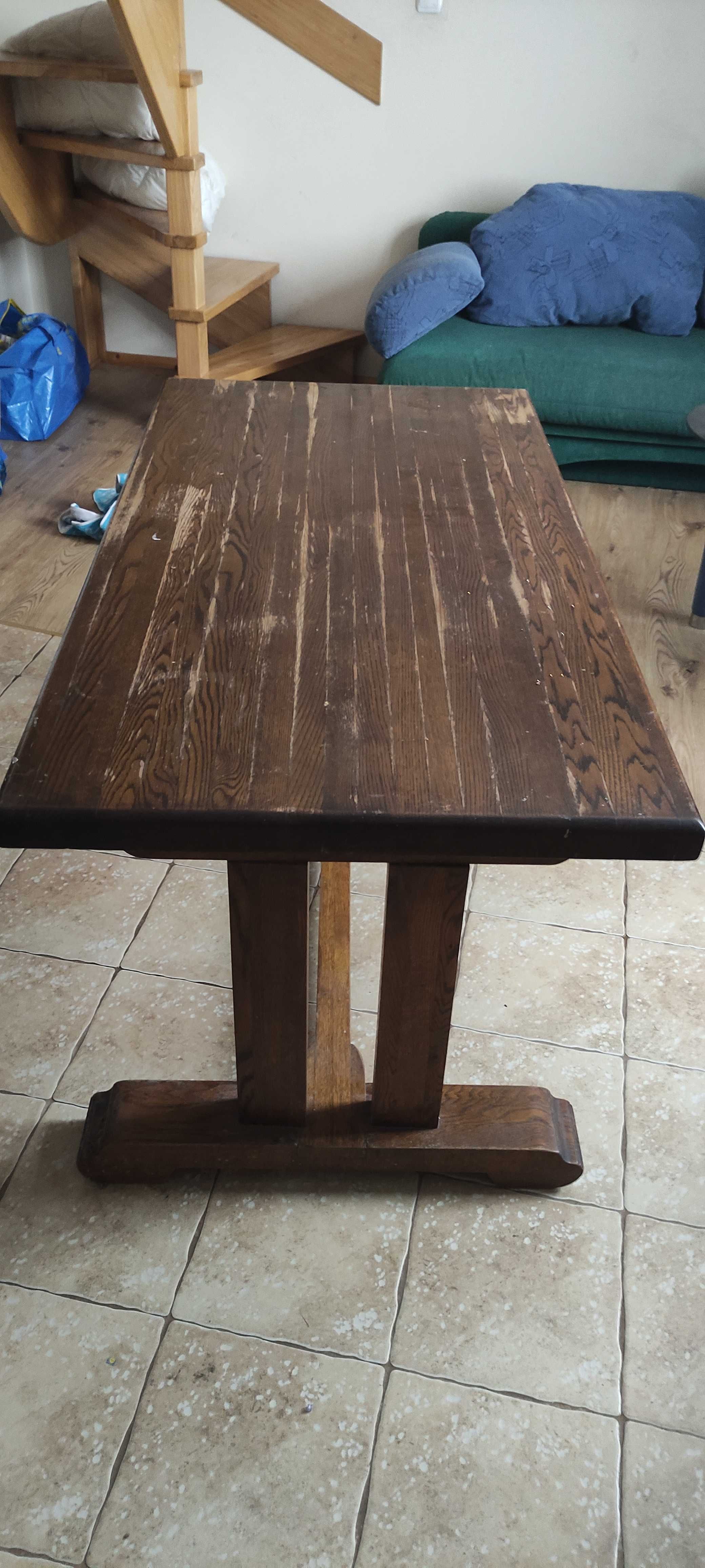 Stół z drewna twardego