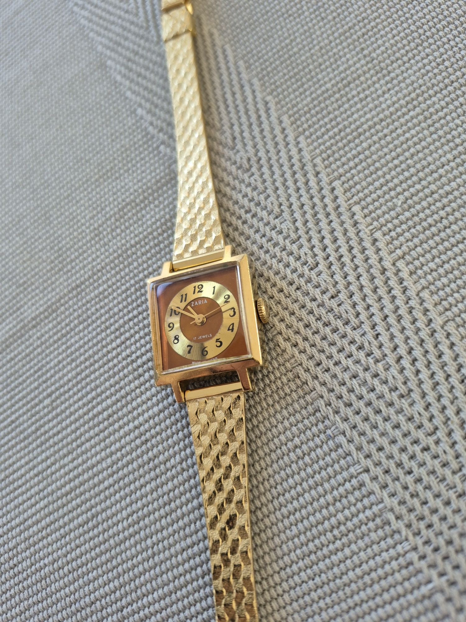 Piekny stary zegarek mechaniczny Zaria