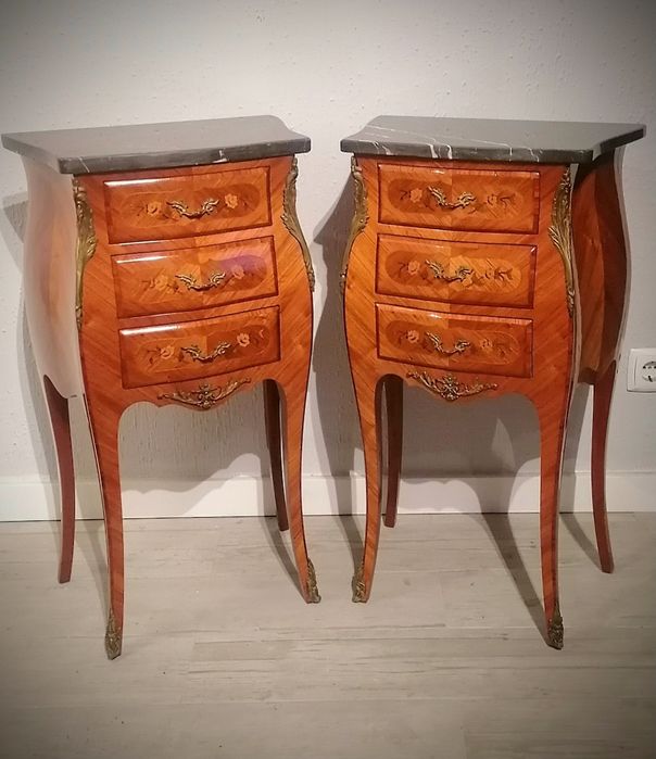 Par pequenas cómodas (mesas apoio mesinhas cabeceira) Luís XV. Mármore