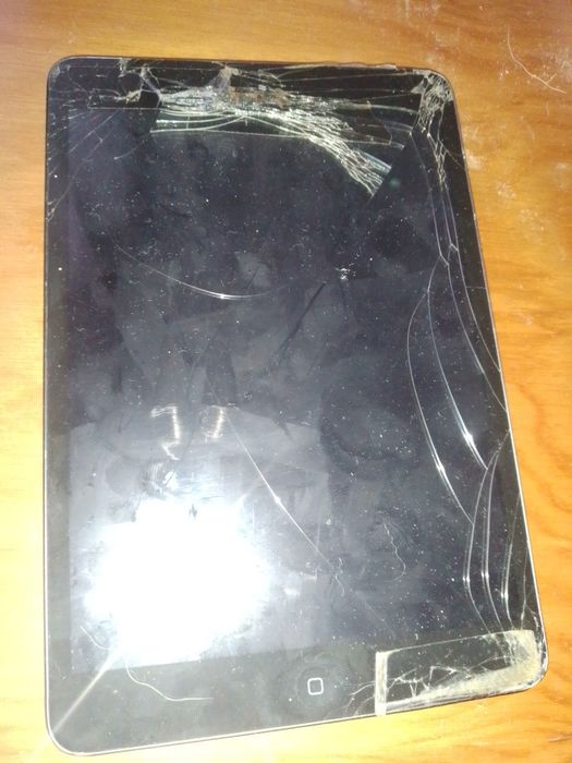 Used iPad with cracked screen, but everything works—visible in photos64168926533505122