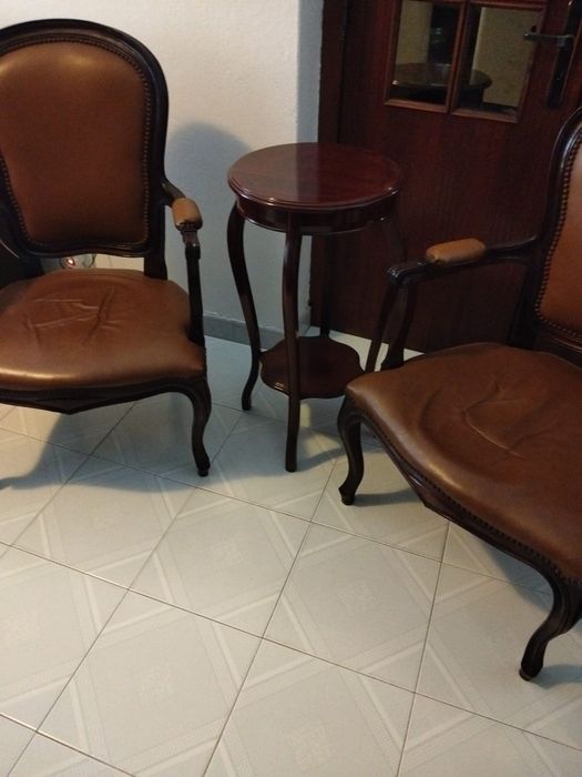 Vende-se duas poltronas e uma mesa de apoio