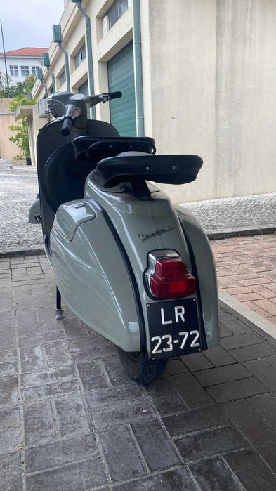 Vespa Sprint de 1968 rigorosamente restaurada e em perfeito estado.