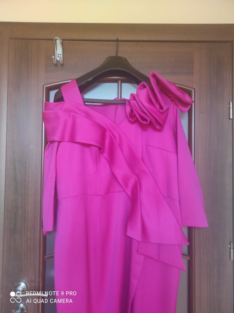 Sukienka koktajlowa w kolorze fuksji