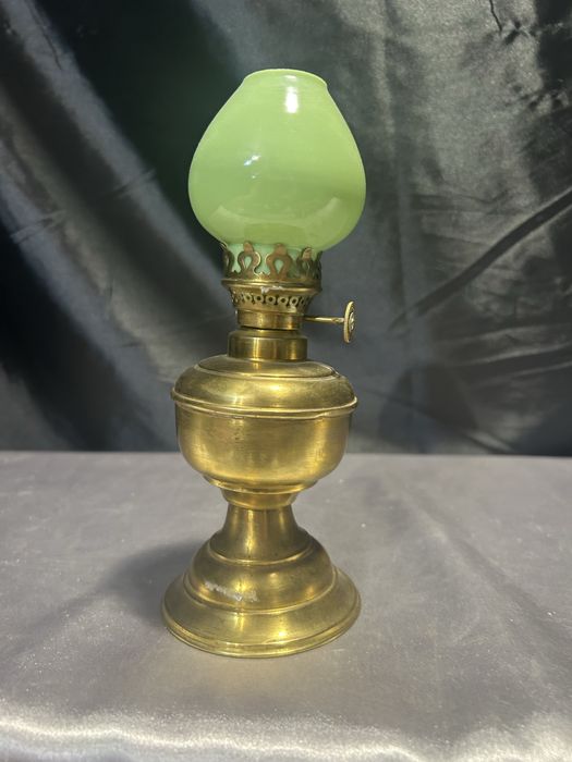 Lampa Naftowa z Mosiądzu i Zielonym Kloszem
