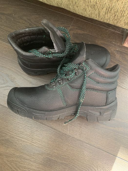 Buty z metalowym noskiem