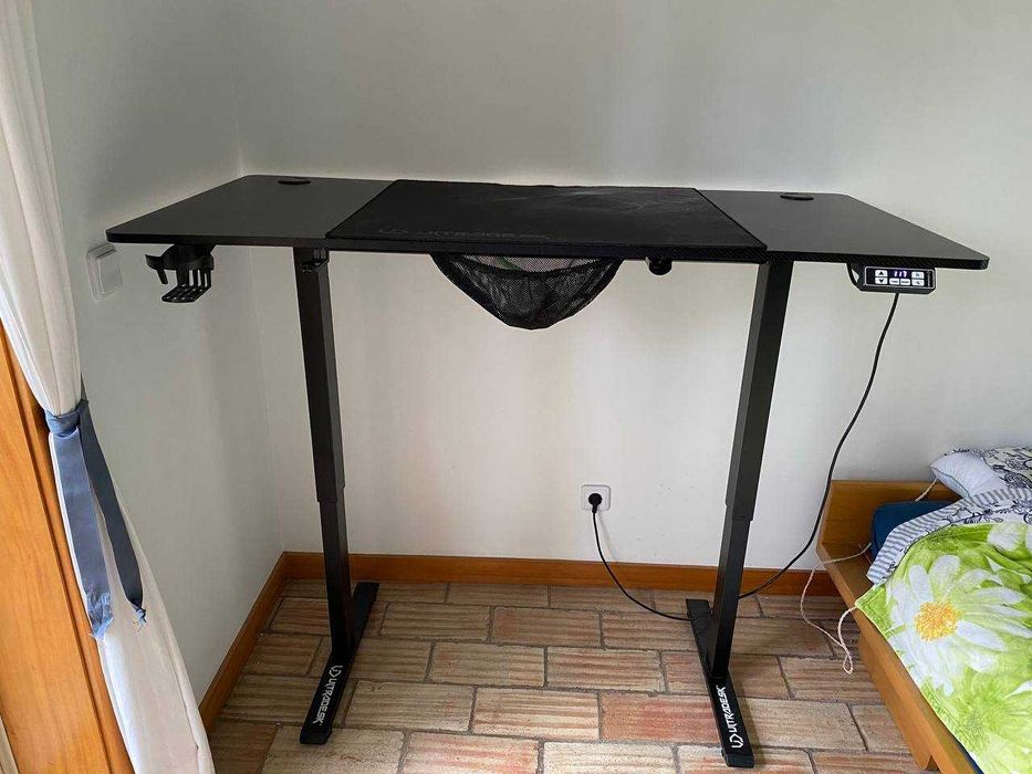 Mesa sentado/em pé, elétrico preto, 140x68 cm e cadeira