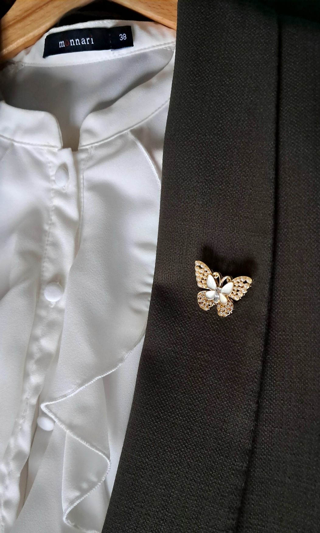 Mała broszka motyl masa perłowa biała perełki cyrkonie