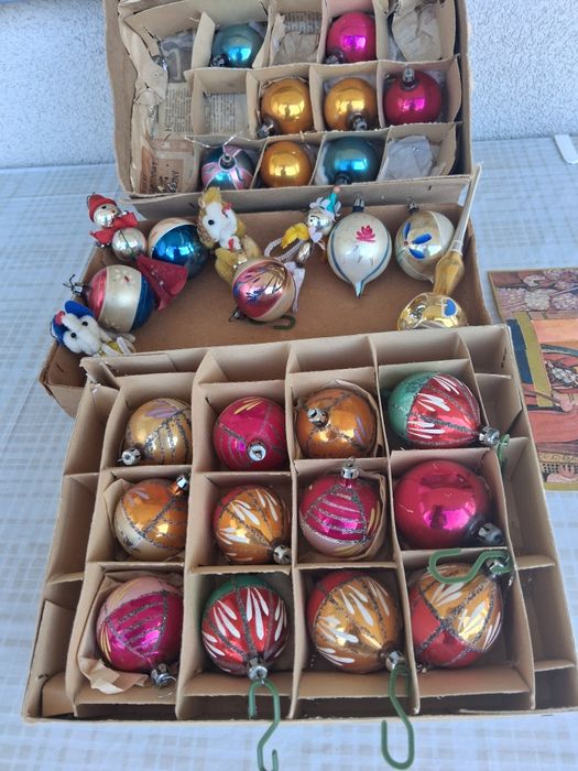 Bombki na choinkę z czasów PRL.