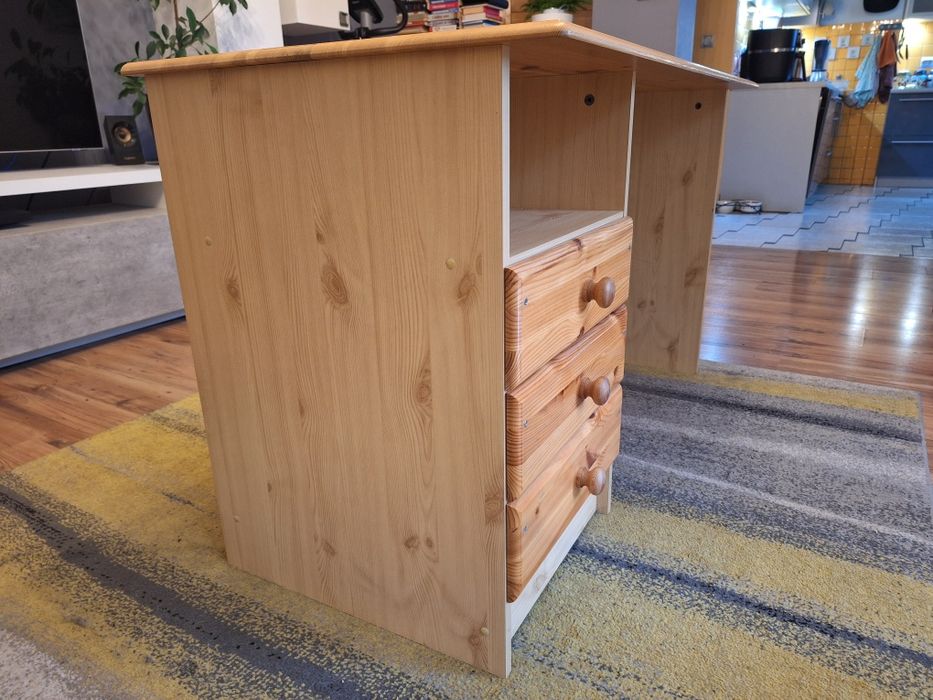 Biurko drewniane z szufladami.