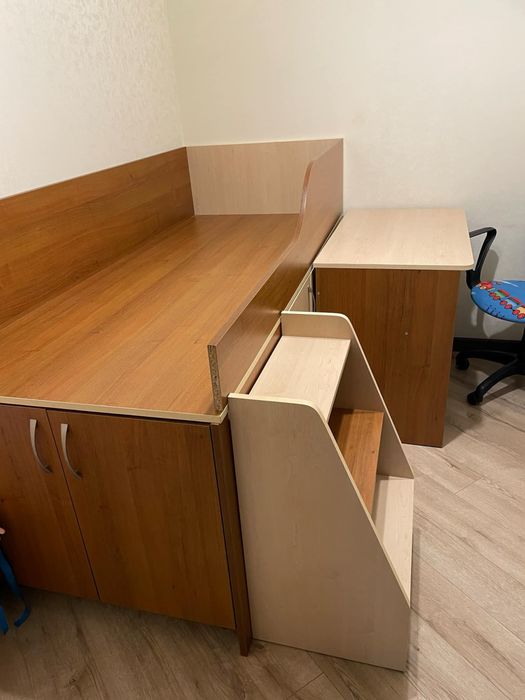 Дитяче ліжко з шафою і столом стан нового
