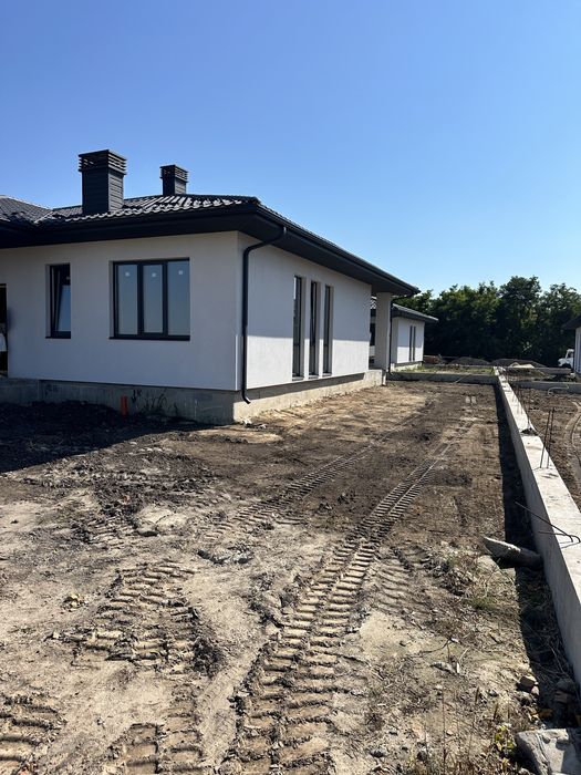 Продам сучасний будинок поруч автосалону по вулиці Київська