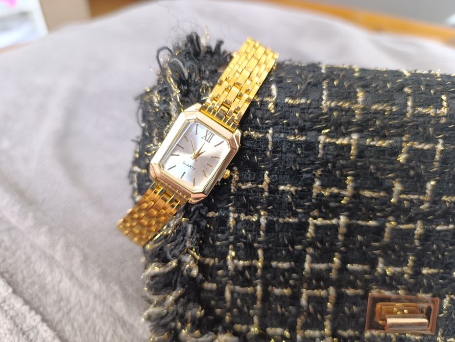 Złoty zegarek damski z kwadratową tarczą białą