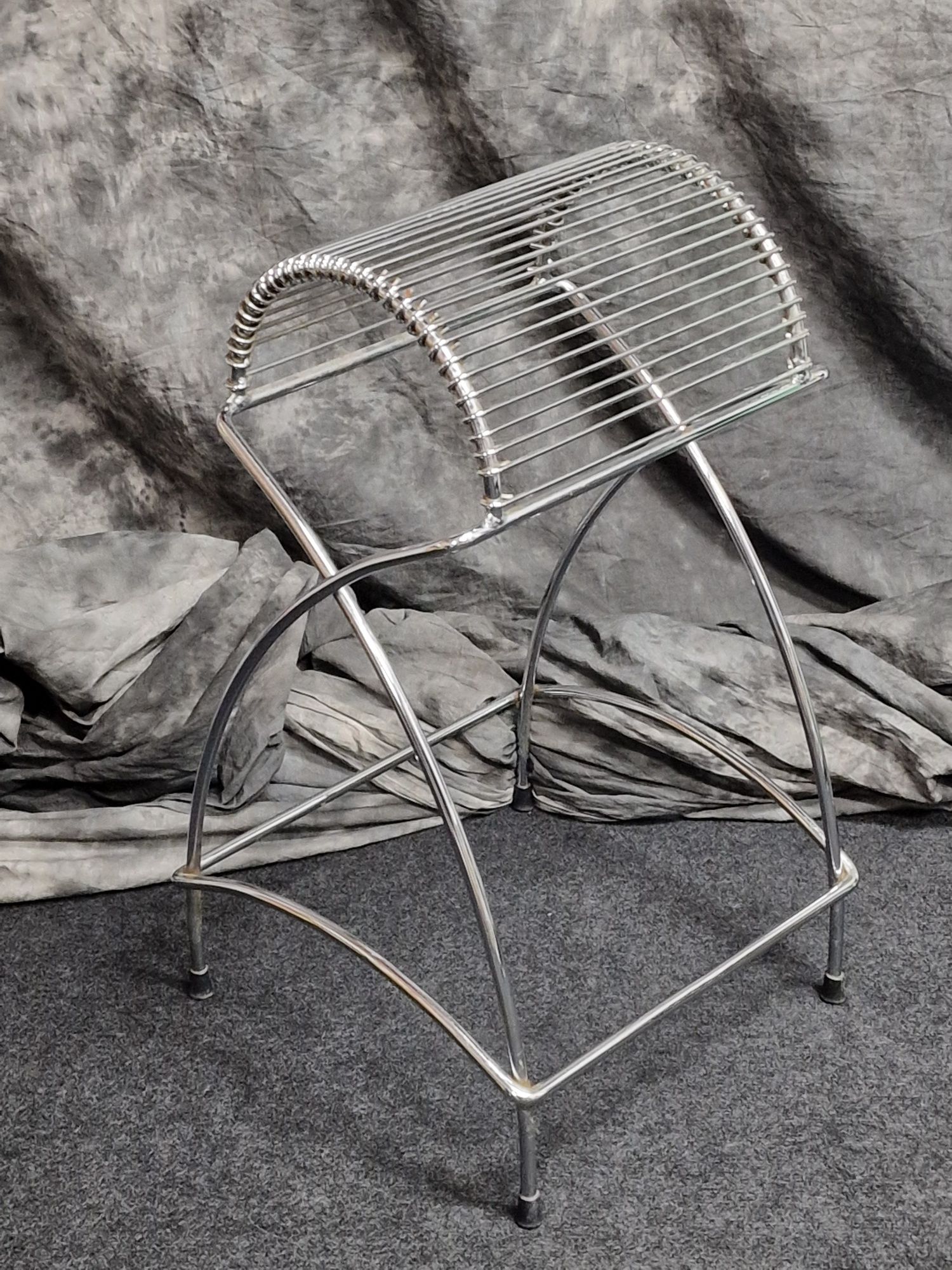 Designerskie krzesło metalowe na bóle kręgosłupa