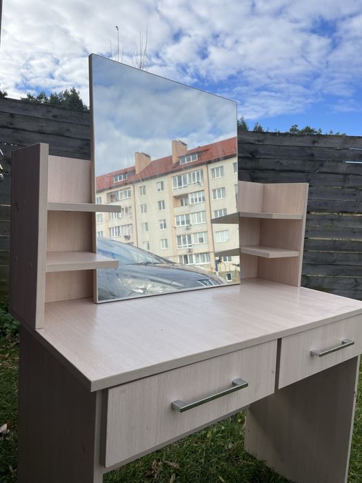 Столик косметичний