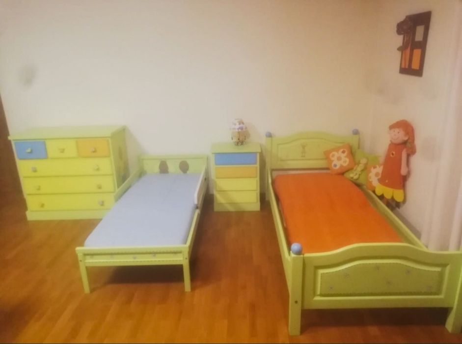 Mobília quarto criança 2 camas/cómoda/mesinha cabeceira pintada à mão
